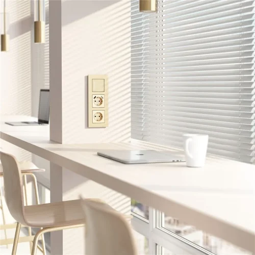 Рамка из металла на 3 поста АluMax шампань алюминий W0033511 - фото 3