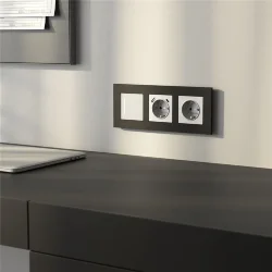 Рамка из металла на 3 поста АluMax черный алюминий W0033508