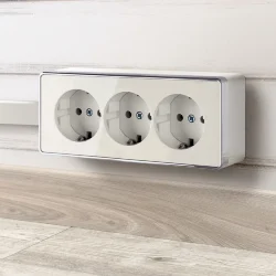 Розетка тройная с заземлением и шторками Gallant слоновая кость W5073103