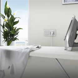 Умная встраиваемая розетка с заземлением с защитными шторками (серебряный) W1171606