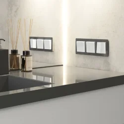 Розетка влагозащ. с зазем. с защит. крышкой и шторками (белый акрил) W1171241