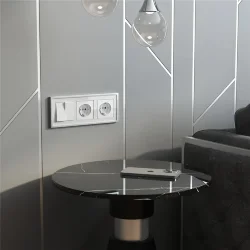 Розетка с заземлением и шторками (белый акрил) W1171141