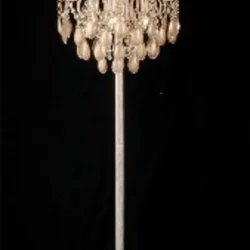 Серия Chabrol заслуживает особого внимания благодаря интересному цветовому сочетанию отделки арматуры, каплевидным кристаллам из стекла. Благодаря необычному дизайну светильники станут настоящим украшением любого интерьера! (Белый с Золотом)