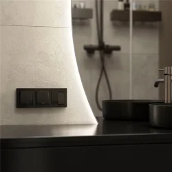 Розетка влагозащ. с зазем. с защит. крышкой и шторками (Hammar черный) W1271208