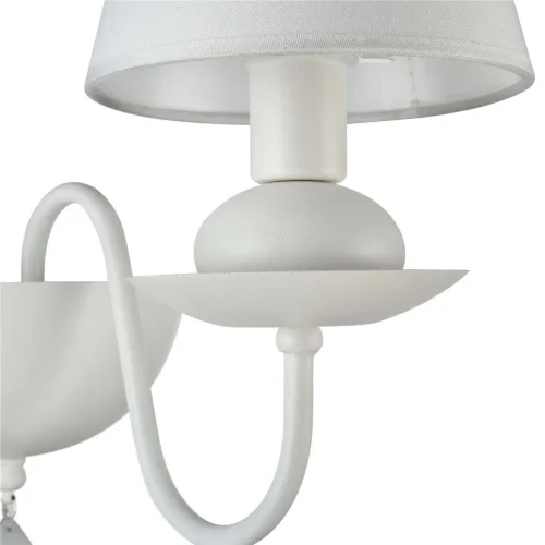 Дизайн светильников серии Eliza - это дуэт классики и современности. Акцент в данной серии сделан на белый цвет, в котором выполнена арматура, абажуры, сделанные из ткани на ПВХ, и каплевидные подвески из матового стекла (Белый) - фото 2