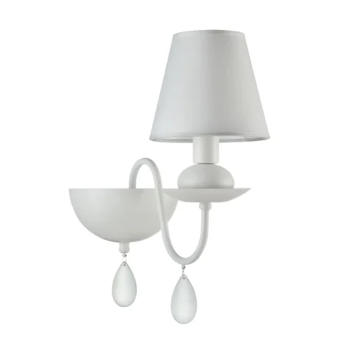 Дизайн светильников серии Eliza - это дуэт классики и современности. Акцент в данной серии сделан на белый цвет, в котором выполнена арматура, абажуры, сделанные из ткани на ПВХ, и каплевидные подвески из матового стекла (Белый) - фото 4