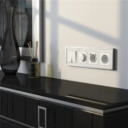 Рамка из металла на 4 поста Baguette белый/серебро W0042850