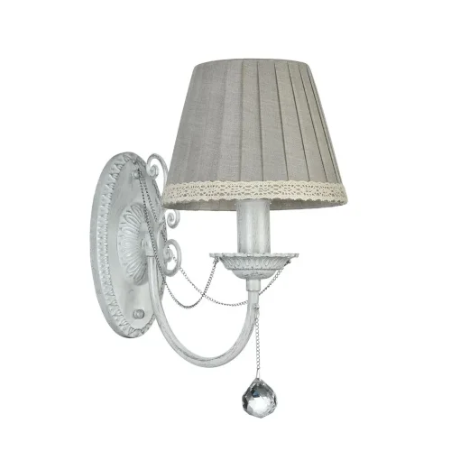 Главные украшения светильников Donata – необычные изгибы арматуры и большая подвеска в виде шара на серебристой цепочке. Изящные светильники выполнены в классическом стиле и могут украсить интерьер любого помещения. (Белый) - фото