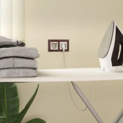 Розетка с заземлением, шторками и USBх2 (слоновая кость) W1171503