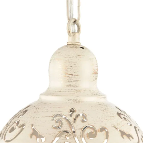 Светильники выполнены из металла цвета кремового золота. На плафонах светильников ажурно вырезаны узоры, прекрасно сочетающиеся с плавными изгибами арматуры. Благодаря большому ассортименту изделий серии Benoit легко выбрать светильник, подходящий как для