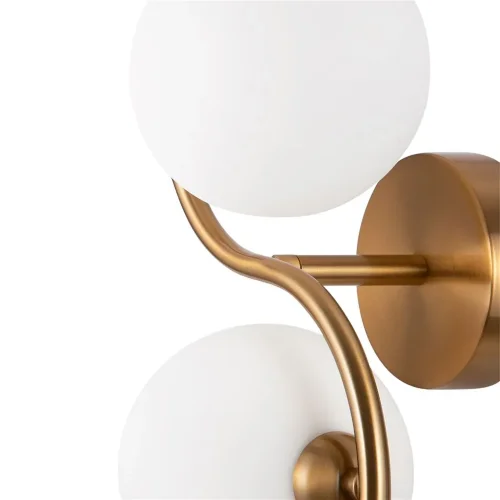 Плавные симметричные контуры создают визуально легкий и гармоничный облик серии. Символика «инь-ян» и трендовый силуэт сферы – образа бесконечности – наполняют дизайн метафорическим смыслом. Минималистичная металлическая арматура окрашена в цвет латуни. С