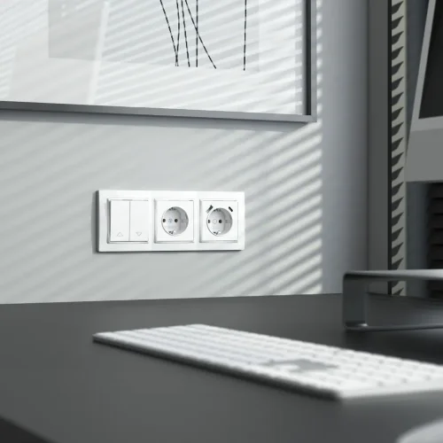 Рамка из поликарбоната на 3 поста Snabb Basic белый W0032001 - фото 2