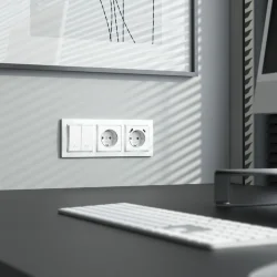 Рамка из поликарбоната на 3 поста Snabb Basic белый W0032001