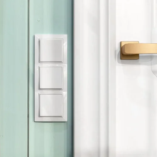 Рамка из поликарбоната на 3 поста Snabb Basic белый W0032001 - фото 4