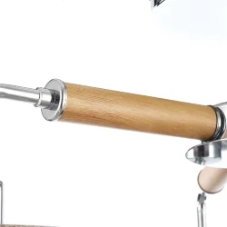 Двухцветные абажуры, сделанные из мешковины, сочетаются с древесной арматурой. Благодаря большому ассортименту изделий серии Helen легко выбрать светильник как для просторных помещений, так и для небольших. (Хром)