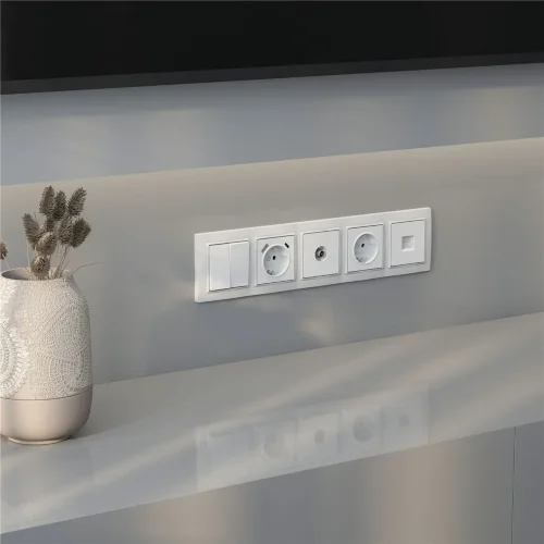 Рамка из поликарбоната на 5 постов Snabb Basic белый W0052001 - фото 4