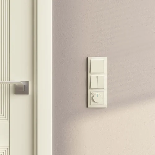 Рамка из поликарбоната на 3 поста Snabb Basic слоновая кость W0032003 - фото 2