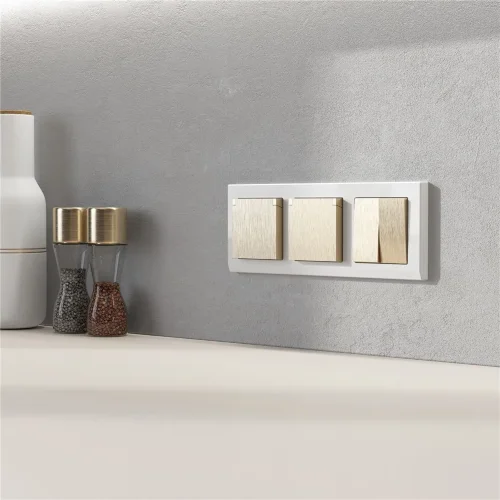 Розетка влагозащ. с зазем. с защит. крышкой и шторками N (шампань рифленый) W1171210 - фото 2