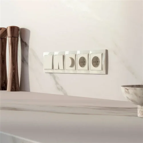 Рамка из поликарбоната на 5 постов Snabb Basic слоновая кость W0052003 - фото 2