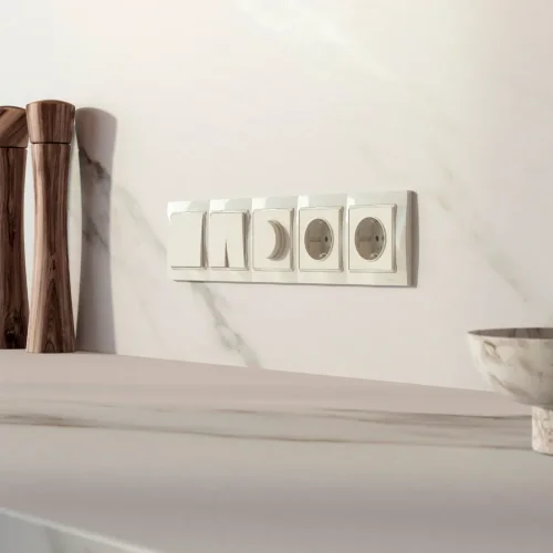 Рамка из поликарбоната на 5 постов Snabb Basic слоновая кость W0052003 - фото 3