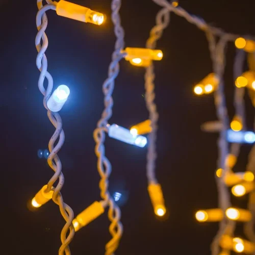 Гирлянда Бахрома 3,1 x 0,5 м Желтая с Мерцанием Белого Диода 220В, 120 LED, Провод Белый Каучук, IP65. Фото 5.
