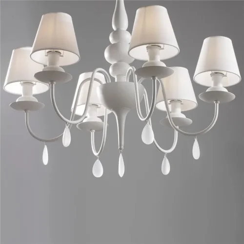 Дизайн светильников серии Eliza - это дуэт классики и современности. Акцент в данной серии сделан на белый цвет, в котором выполнена арматура, абажуры, сделанные из ткани на ПВХ, и каплевидные подвески из матового стекла (Белый) - фото 6