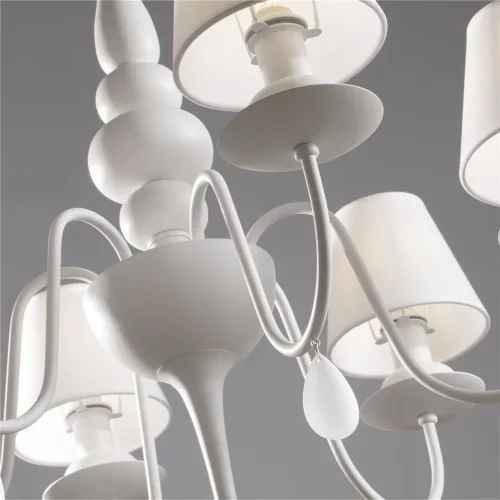 Дизайн светильников серии Eliza - это дуэт классики и современности. Акцент в данной серии сделан на белый цвет, в котором выполнена арматура, абажуры, сделанные из ткани на ПВХ, и каплевидные подвески из матового стекла (Белый) - фото 7