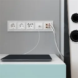 Рамка из стекла на 5 постов Favorit белый матовый W0051105