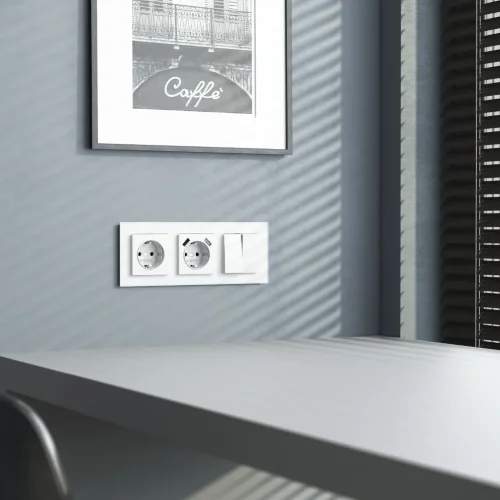 Рамка из стекла на 3 поста Favorit белый матовый W0031105 - фото 2