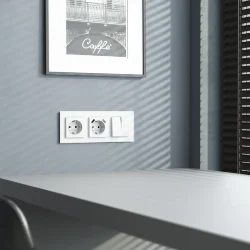 Рамка из стекла на 3 поста Favorit белый матовый W0031105