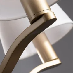 Серия Marika выполнена в современном стиле. Арматура золотого цвета сочетается с белыми абажурами из текстиля на ПВХ. Светильники подходят практически для всех современных интерьеров. (Золото)