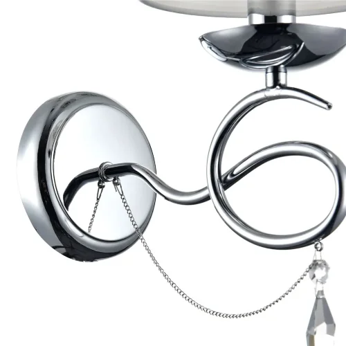 Светлые абажуры из ткани сочетаются с металлической арматурой в цвете хром и декоративными подвесками из стекла. Светильники Haley подходят для интерьеров в классическом стиле, например, для гостиных и спален. (Хром) - фото 4