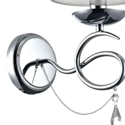 Светлые абажуры из ткани сочетаются с металлической арматурой в цвете хром и декоративными подвесками из стекла. Светильники Haley подходят для интерьеров в классическом стиле, например, для гостиных и спален. (Хром)