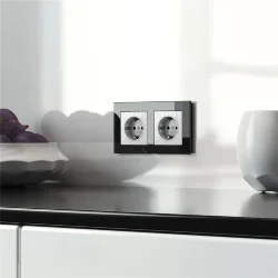 Розетка с заземлением и шторками (Hammer белый) W1271101