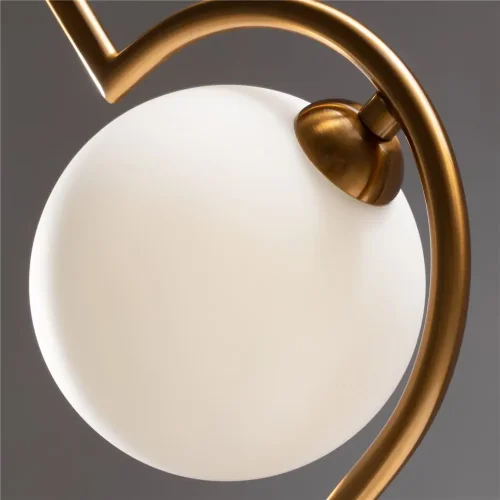 Плавные симметричные контуры создают визуально легкий и гармоничный облик серии. Символика «инь-ян» и трендовый силуэт сферы – образа бесконечности – наполняют дизайн метафорическим смыслом. Минималистичная металлическая арматура окрашена в цвет латуни. С