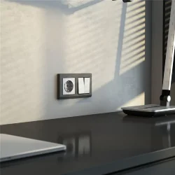 Розетка с заземлением и шторками cеребряный рифленый W1171109