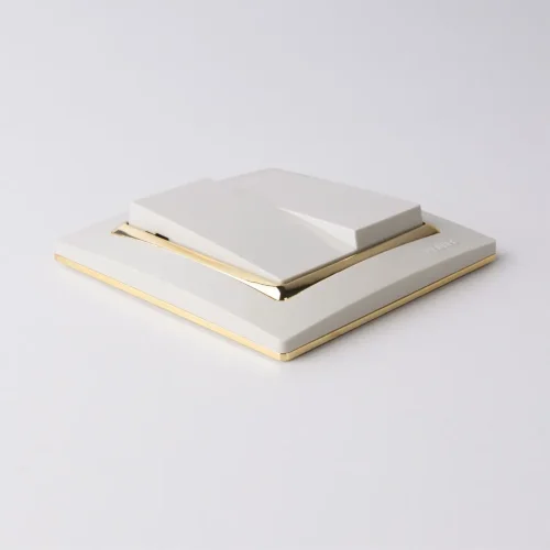 Рамка из поликарбоната на 1 пост Snabb слоновая кость/золото W0011932 - фото 3