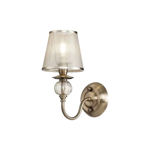 Серия в классическом стиле. Главное украшение светильников Inessa – декоративные элементы арматуры из прозрачного стекла коньячного оттенка. Абажуры выполнены из органзы и обрамлены тесьмой в цвет арматуры, сделанной из металла. Широкая линейка позволит о