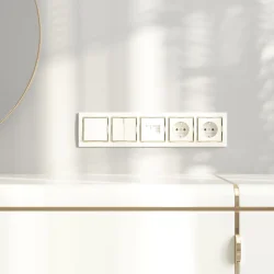 Рамка из поликарбоната на 5 постов Snabb слоновая кость/золото W0051932