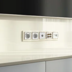 Рамка из поликарбоната на 5 постов Snabb слоновая кость/золото W0051932