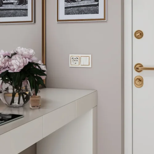 Рамка из поликарбоната на 2 поста Snabb слоновая кость/золото W0021932 - фото 4