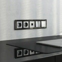 Рамка из стекла на 5 постов Diamant черный W0051208