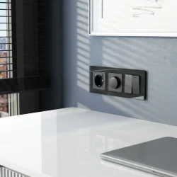 Рамка из стекла на 3 поста Favorit черный W0031108