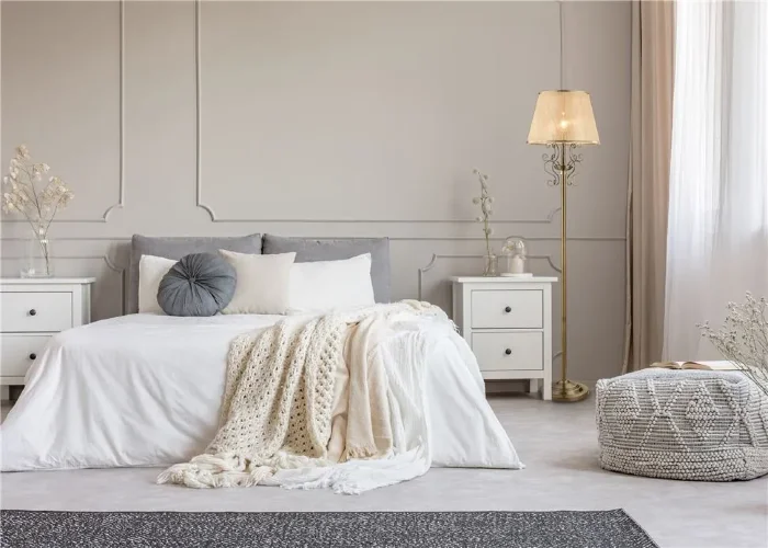 Серия из металла цвета античной бронзы. Арматура светильников Driana дополнена завитками на рожках и узогнутым декором в центральной части. Абажуры из полупрозрачной органзы выполнены в виде колокольчиков и обрамлены ободками из металла. (Бронза Антик) - 