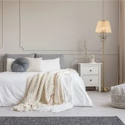 Серия из металла цвета античной бронзы. Арматура светильников Driana дополнена завитками на рожках и узогнутым декором в центральной части. Абажуры из полупрозрачной органзы выполнены в виде колокольчиков и обрамлены ободками из металла. (Бронза Антик)