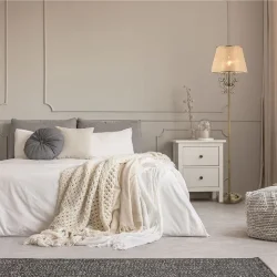 Серия из металла цвета античной бронзы. Арматура светильников Driana дополнена завитками на рожках и узогнутым декором в центральной части. Абажуры из полупрозрачной органзы выполнены в виде колокольчиков и обрамлены ободками из металла. (Бронза Антик)