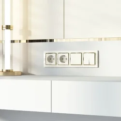 Рамка из поликарбоната на 4 поста Snabb слоновая кость/золото W0041932