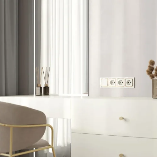 Рамка из поликарбоната на 4 поста Snabb слоновая кость/золото W0041932 - фото 4