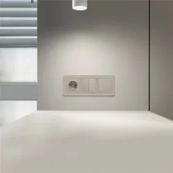 Розетка с заземлением и шторками (дымчатый) W1271104