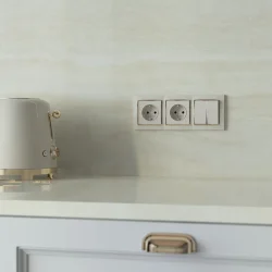 Рамка из поликарбоната на 3 поста Snabb слоновая кость/золото W0031932